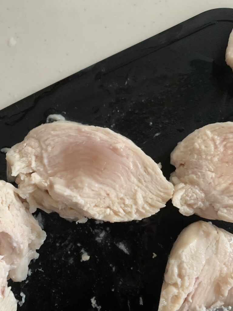 レンジで作ったサラダチキンの断面が半生だった写真