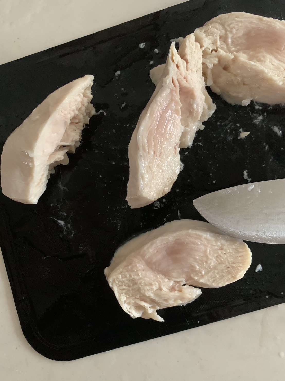 レンジで作ったサラダチキンを切ったら半生だった断面の写真